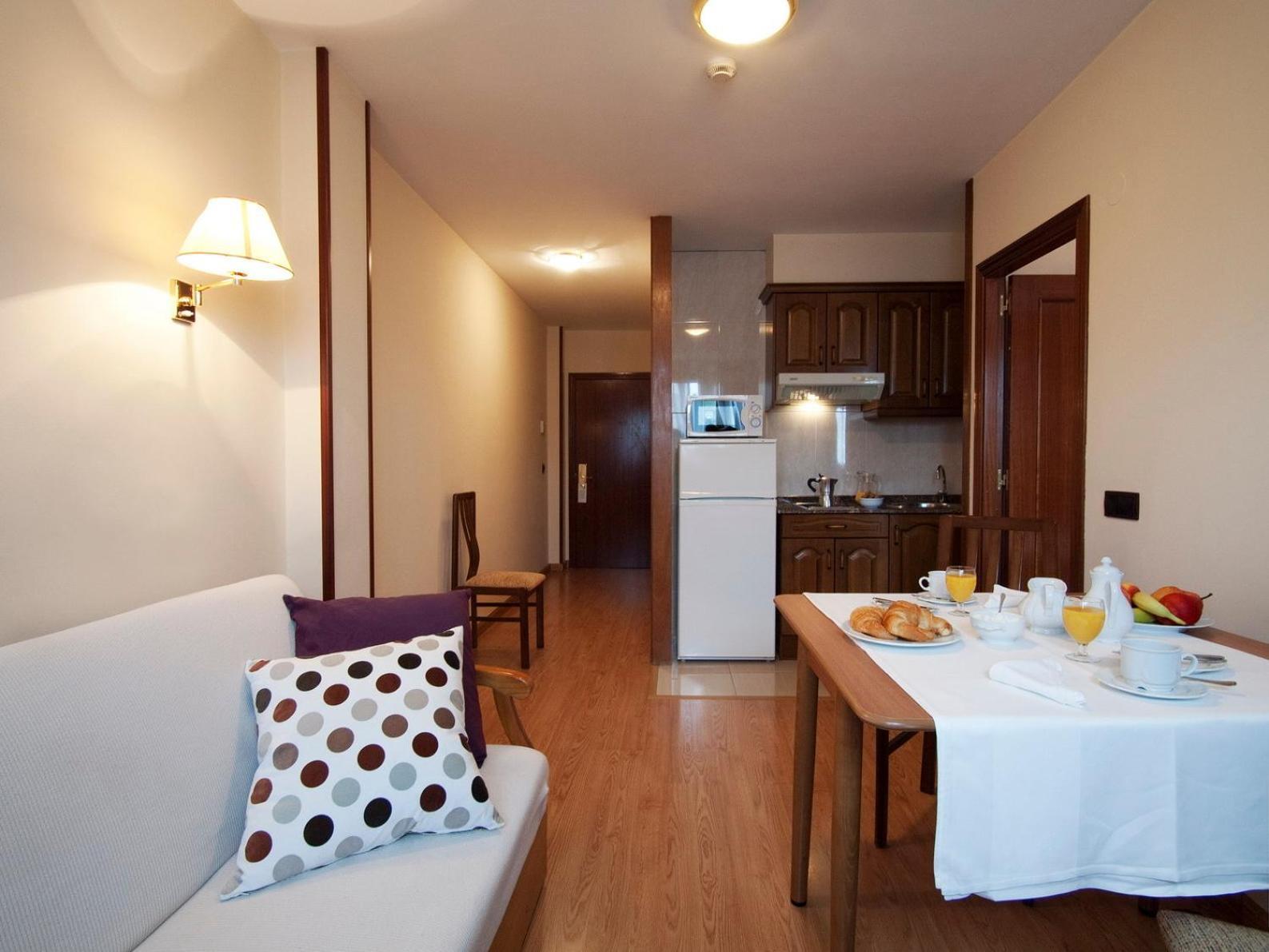 Hotel Y Apartamentos Arias Navia Kültér fotó