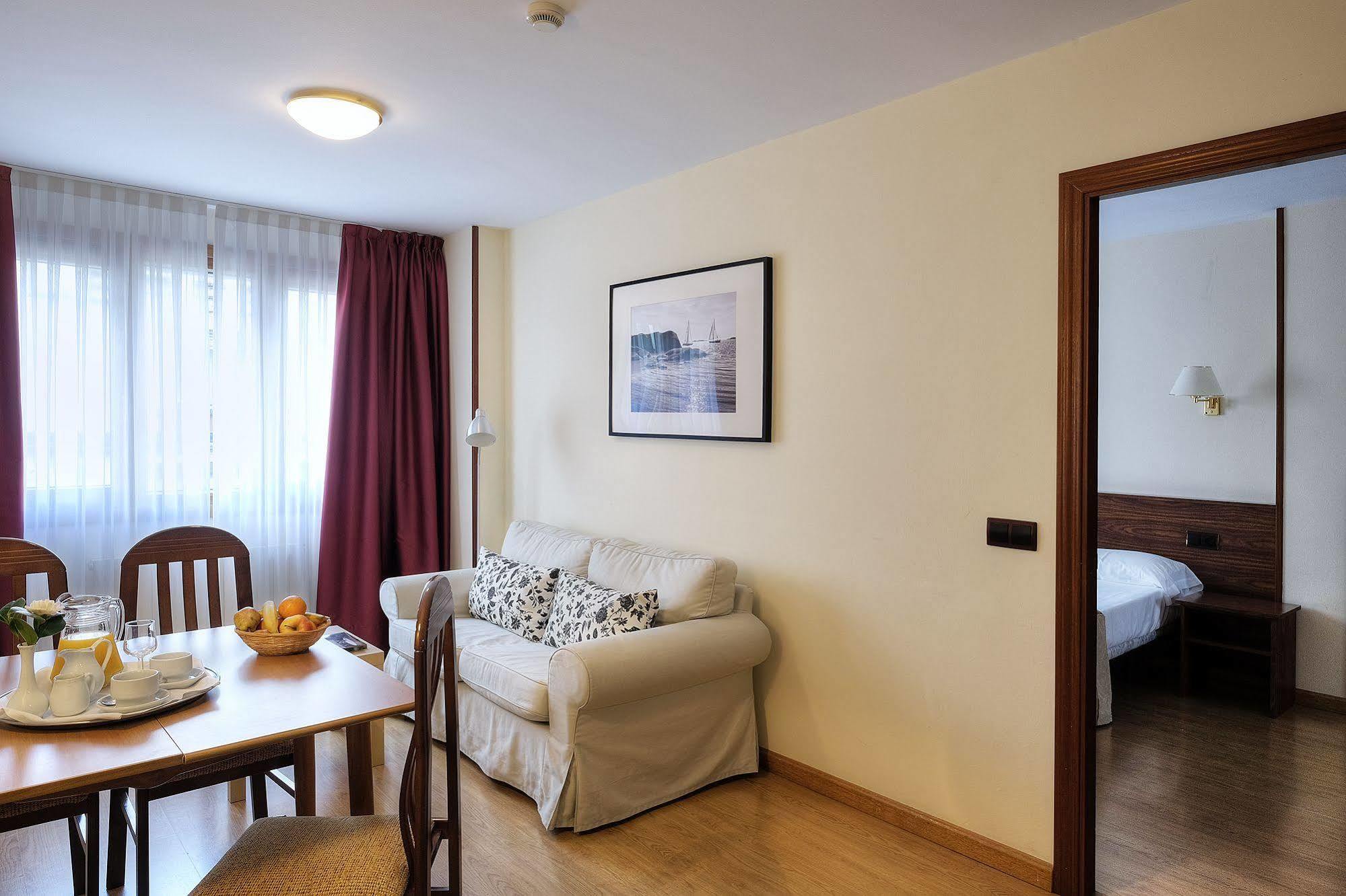 Hotel Y Apartamentos Arias Navia Kültér fotó
