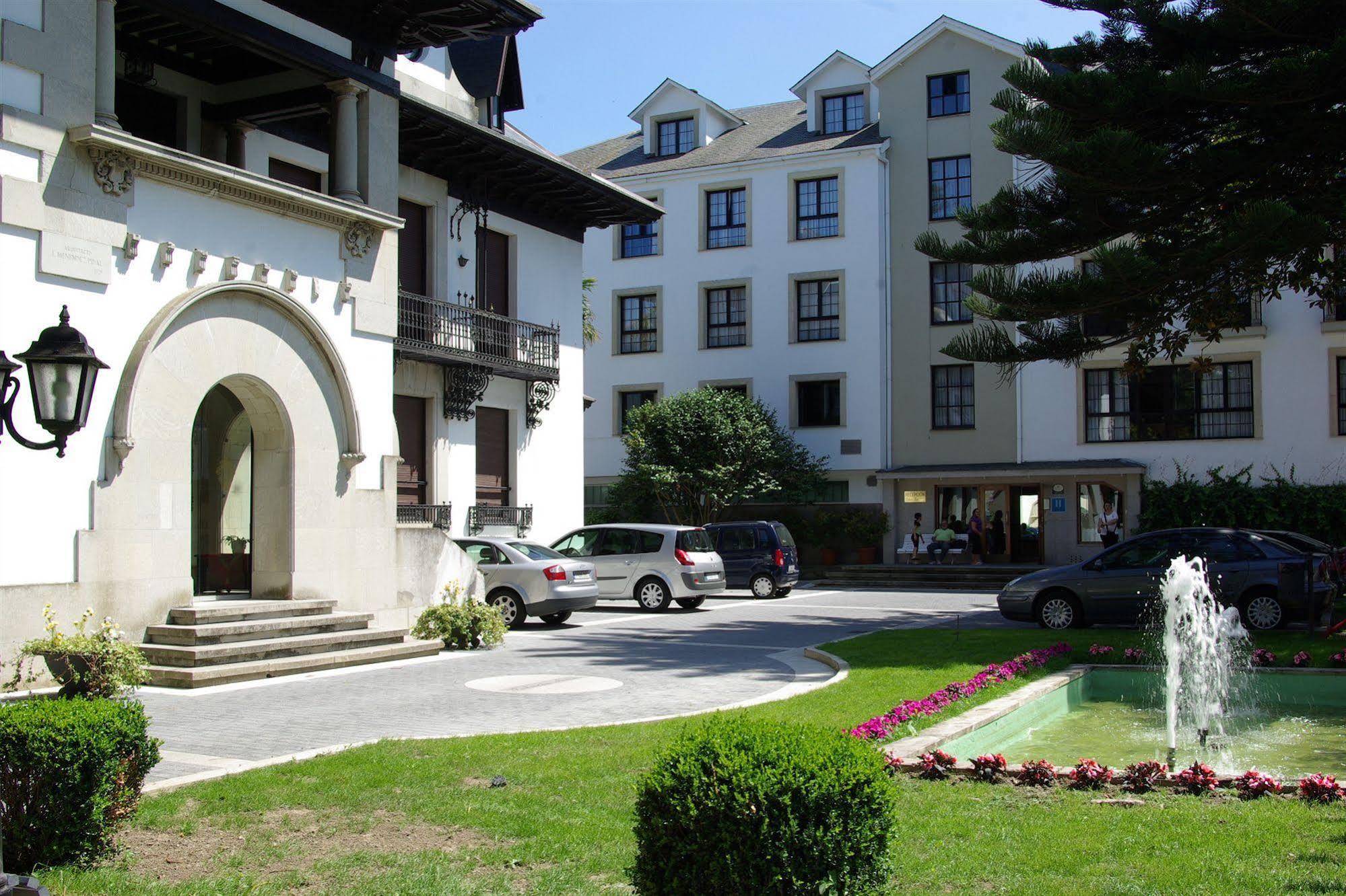 Hotel Y Apartamentos Arias Navia Kültér fotó